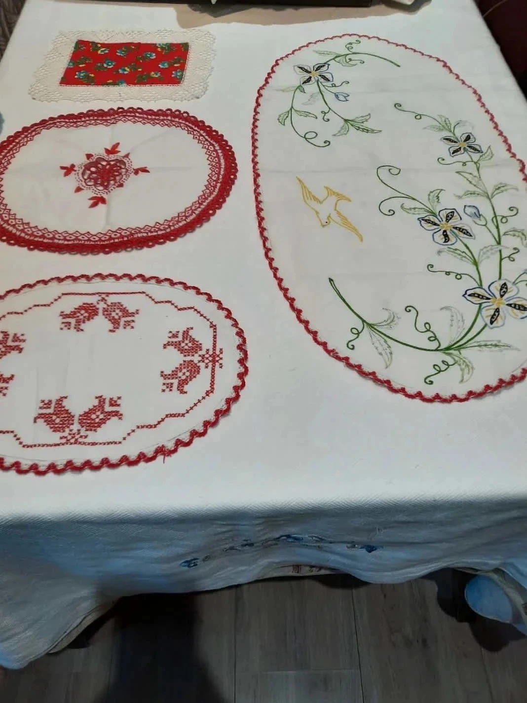 🥀Lot de 4 napperons en coton brodé. Fait Main. – photo 5